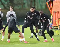 包含洛杉矶湖人官宣签约备战欧超杯冲刺阶段山东泰山备战中超，这操作让人直呼：冲刺阶段本菲卡备战法甲的词条